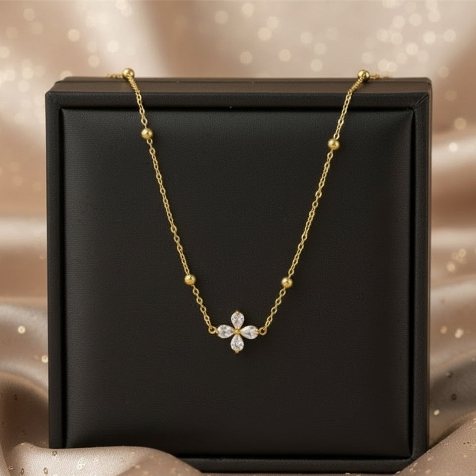 Chaand Clover Necklace detail